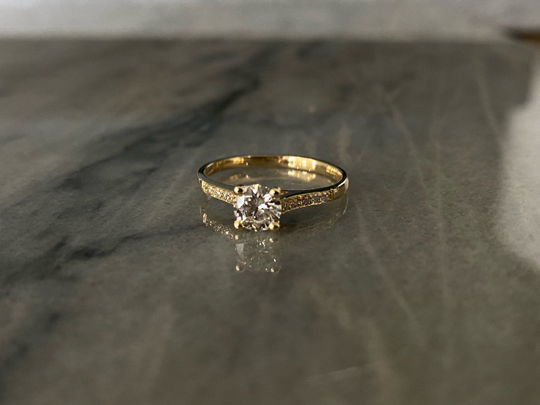 Yellow Gold Engagement Ring with Diamonds in shoulders and central round brilliant diamond