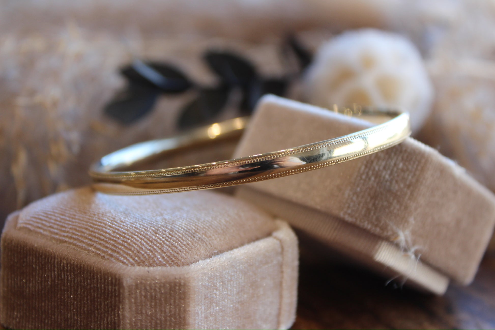 Heavy 9ct yellow gold bangle with beaded edge